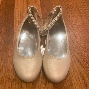 Badgley Mischka Kids Amber Pearls flat in blush shimmer.